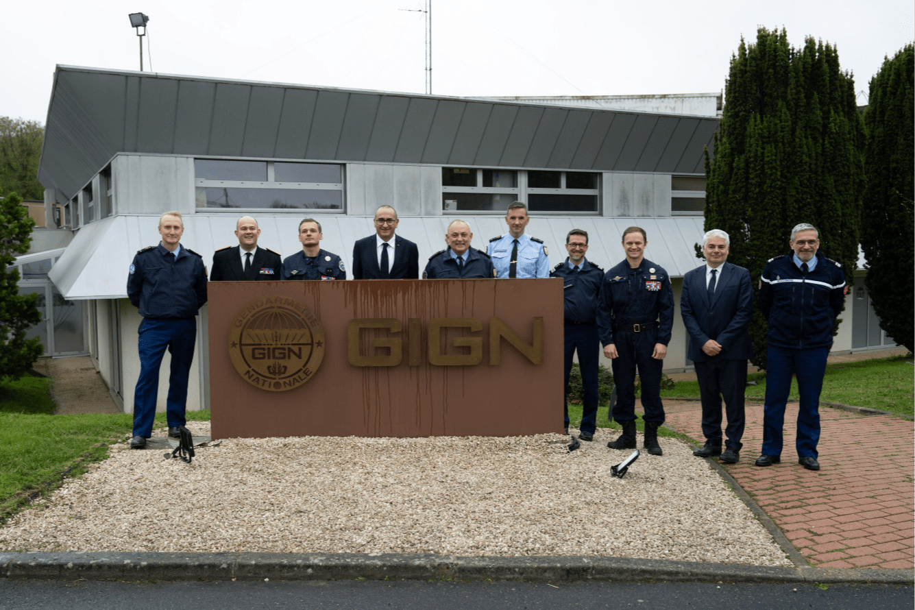 Le ministre de l’Intérieur en visite au GIGN
